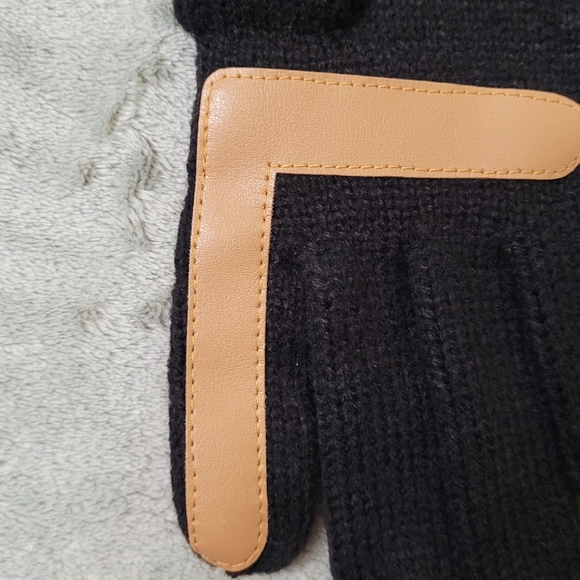 Isotoner Womans Lightweight SmartDri SmarTouch Screen Cold Weather Gloves Black - Picture 6 of 8